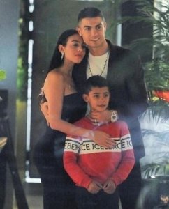 ​C罗向乔治娜求婚 两人爱情是“霸道总裁”模式