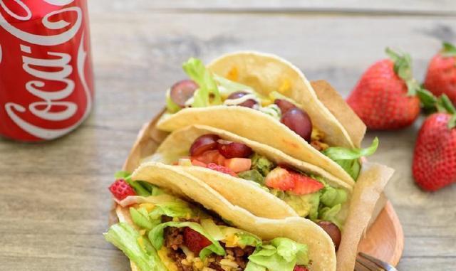 密子君挑战吃“塔克”，肯德基配“魔鬼辣”，网友：心疼她的胃