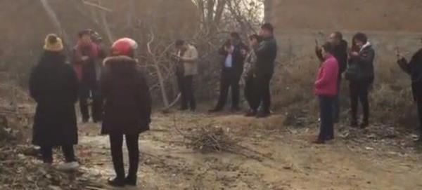 山东网红本亮大叔的无奈：虽吸粉800万，家却被粉丝包围