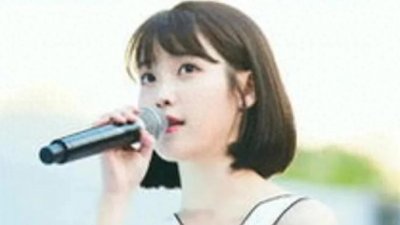 ​韩国全能艺人IU。音乐舞台璀璨之星，日常生活温馨甜蜜完美融合