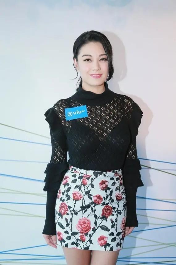 41岁廖碧儿穿V领小黑裙丰腴又大气,不愧是刘恺威苦追三年的人