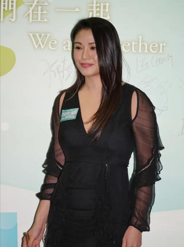 41岁廖碧儿穿V领小黑裙丰腴又大气,不愧是刘恺威苦追三年的人