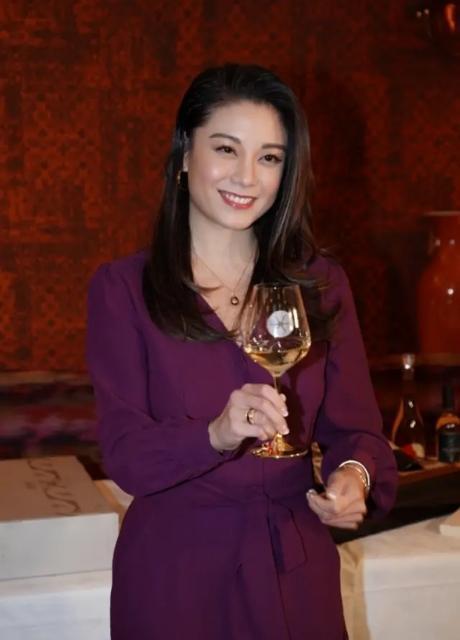 41岁廖碧儿穿V领小黑裙丰腴又大气,不愧是刘恺威苦追三年的人