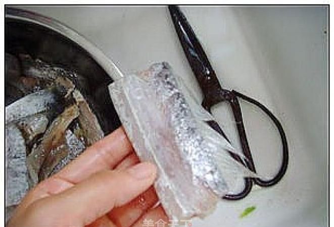 带鱼放冰箱2年还能吃吗,带鱼放冰箱里一年了能吃