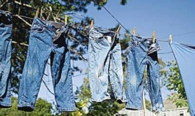 牛仔裤怎么洗不掉色不掉毛