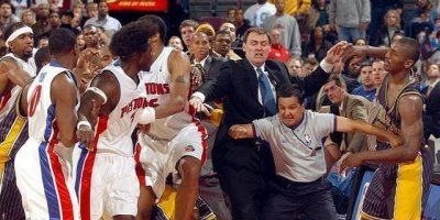 ​04年NBA阿泰斯特奥本山宫殿打架事件是怎么回事始末详情结果原因全过程介绍