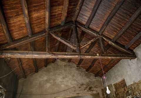 房梁下忌讳放什么(进门见横梁是什么意思)