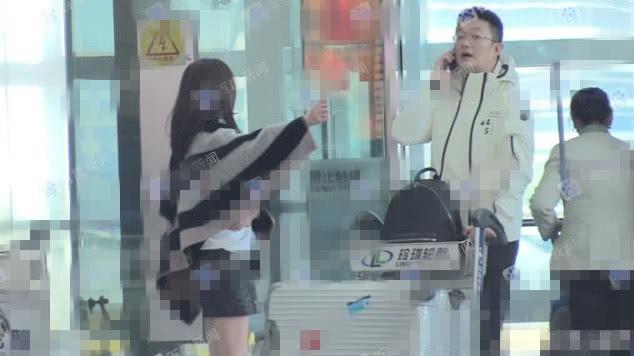 姚笛被曝秘婚当妈妈后,与老公机场高调秀恩爱,纤细美腿抢镜