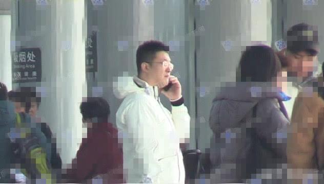 姚笛被曝秘婚当妈妈后,与老公机场高调秀恩爱,纤细美腿抢镜