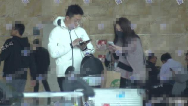 姚笛被曝秘婚当妈妈后,与老公机场高调秀恩爱,纤细美腿抢镜
