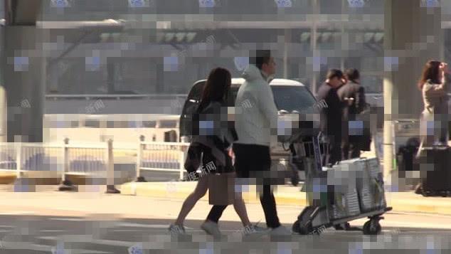 姚笛被曝秘婚当妈妈后,与老公机场高调秀恩爱,纤细美腿抢镜