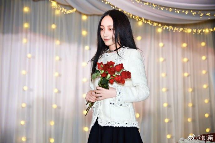 姚笛被曝秘婚当妈妈后,与老公机场高调秀恩爱,纤细美腿抢镜