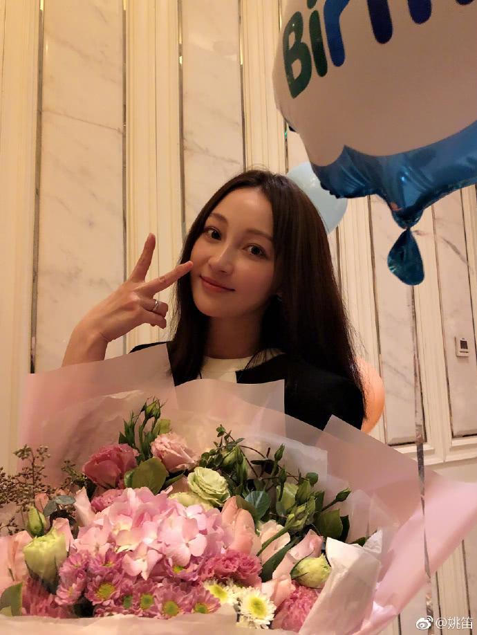 姚笛被曝秘婚当妈妈后,与老公机场高调秀恩爱,纤细美腿抢镜