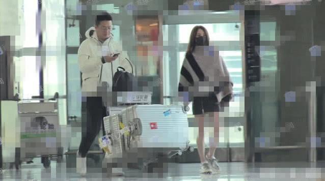 姚笛被曝秘婚当妈妈后,与老公机场高调秀恩爱,纤细美腿抢镜