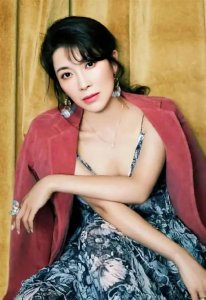 ​张棪琰成熟与性感并存 风情万种 光彩照人