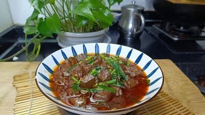 ​韭菜鸭血一起这样炒，香气浓郁，入味好吃，特别下饭