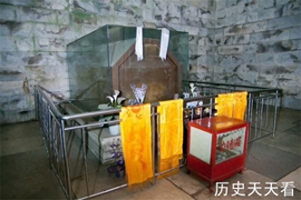 实地探访清东陵慈禧墓地，被孙殿英盗掘后只剩下棺椁