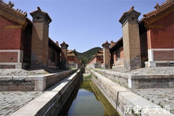 实地探访清东陵慈禧墓地，被孙殿英盗掘后只剩下棺椁