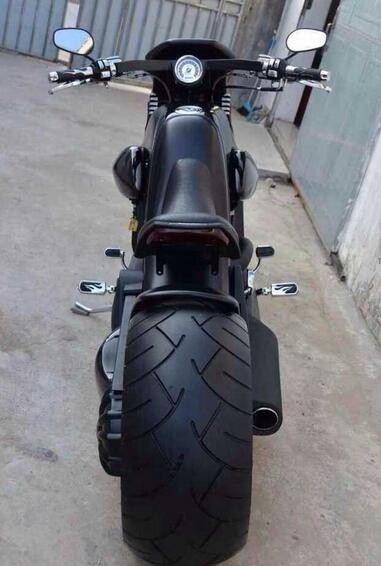 小伙骑着百万暴龙摩托车兜风，刚来感觉了 无奈被交警扣押带回