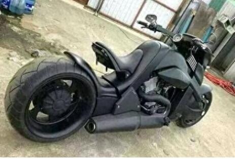 小伙骑着百万暴龙摩托车兜风，刚来感觉了 无奈被交警扣押带回