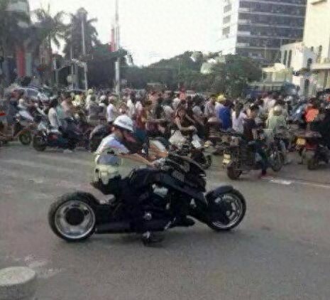 小伙骑着百万暴龙摩托车兜风，刚来感觉了 无奈被交警扣押带回