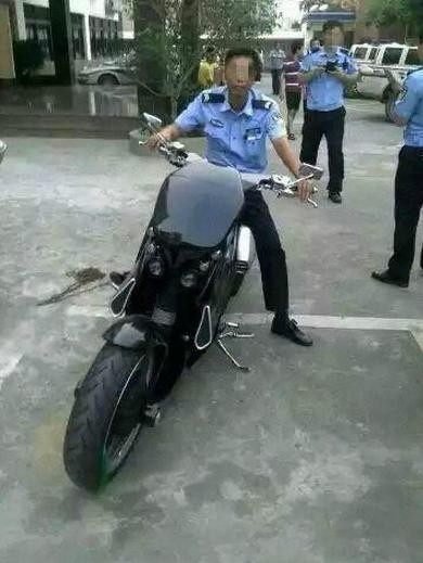 小伙骑着百万暴龙摩托车兜风，刚来感觉了 无奈被交警扣押带回