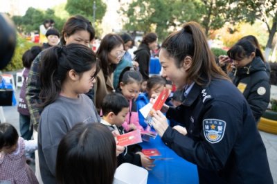 ​镇江市公安局交警支队走进“德润家庭 志愿同行”活动