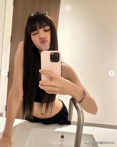 ​blackpink-lisa晒自拍照，精致的脸蛋儿和纤细的身材总是令人羡慕
