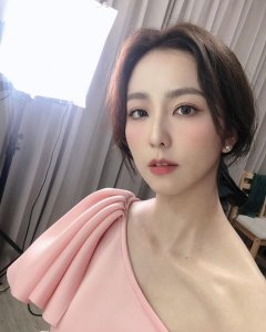 ​周晓涵窗边只包浴巾！放送「白滑美背长腿」…网敲碗：求正面