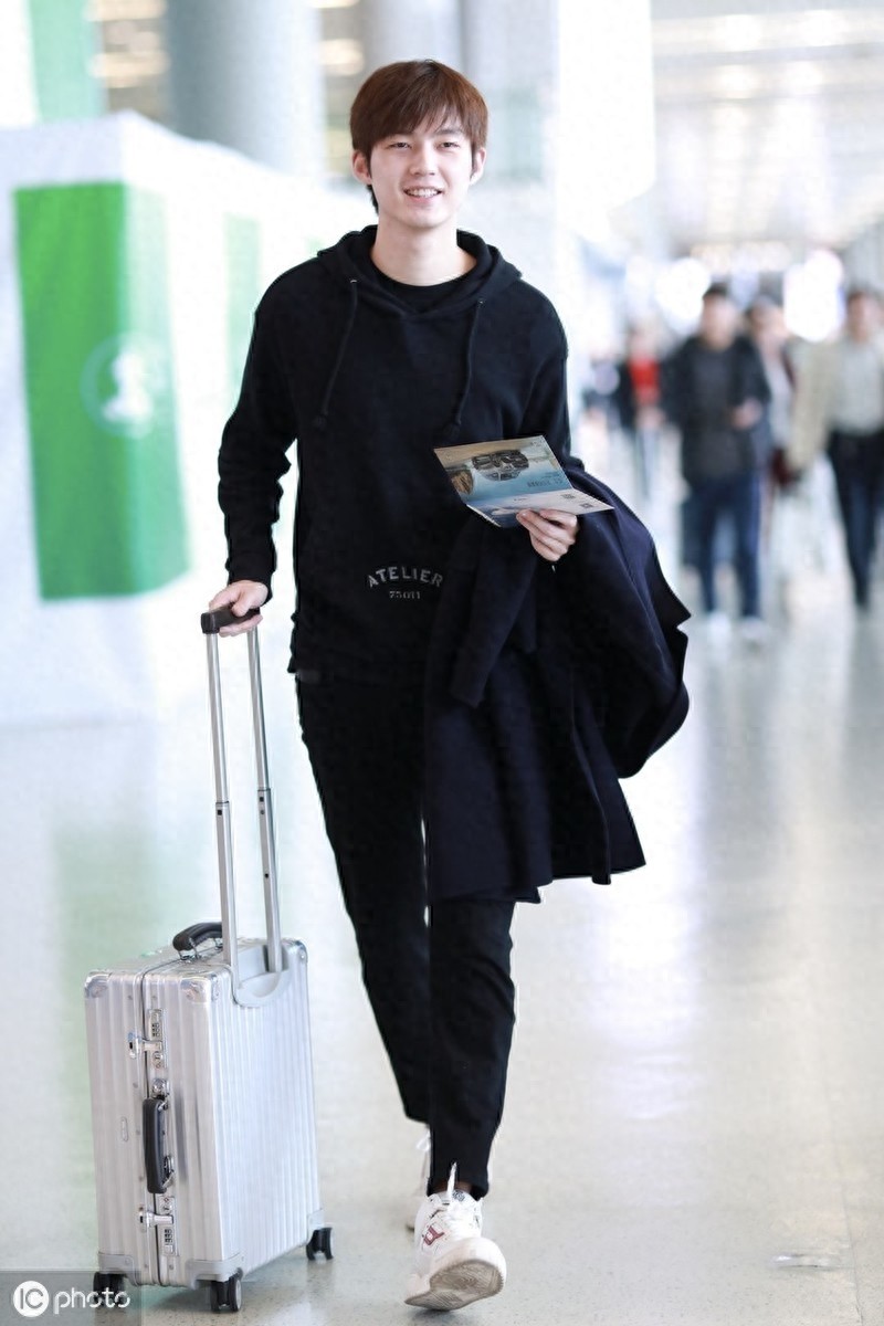 董力现身机场全黑look又高又帅，牛奶皮肤白到反光