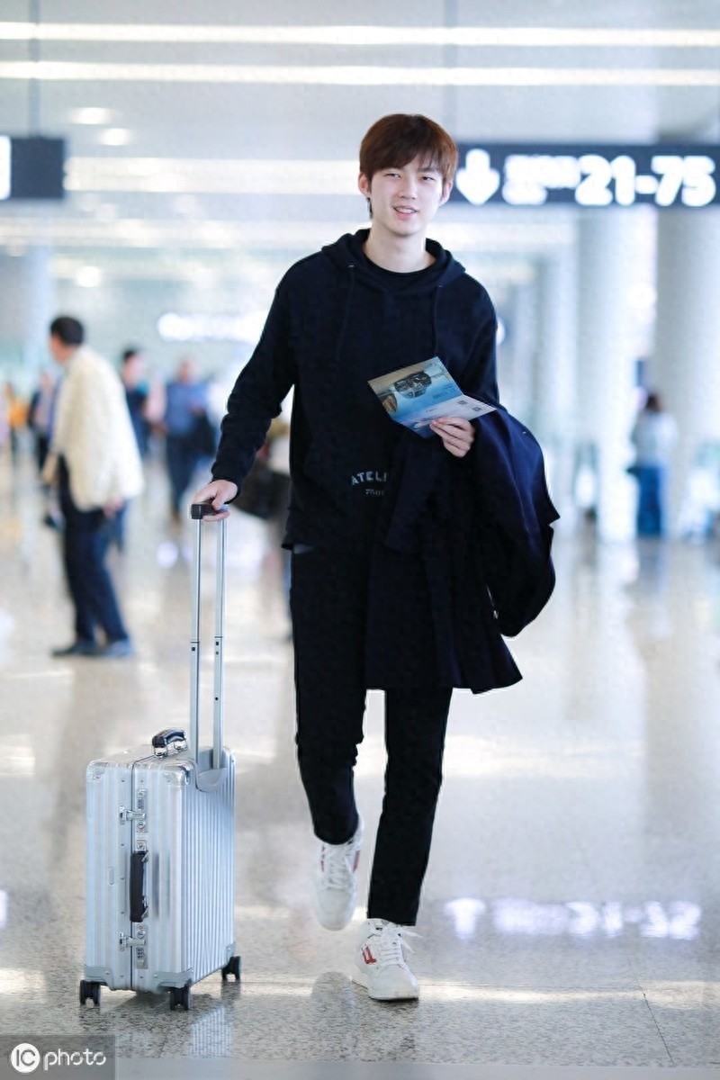 董力现身机场全黑look又高又帅，牛奶皮肤白到反光