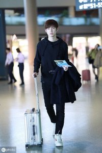 ​董力现身机场全黑look又高又帅，牛奶皮肤白到反光