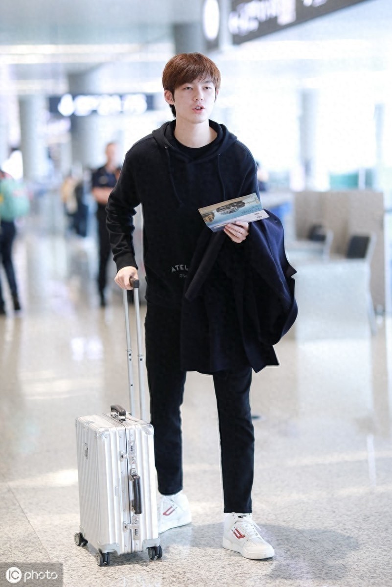 董力现身机场全黑look又高又帅，牛奶皮肤白到反光