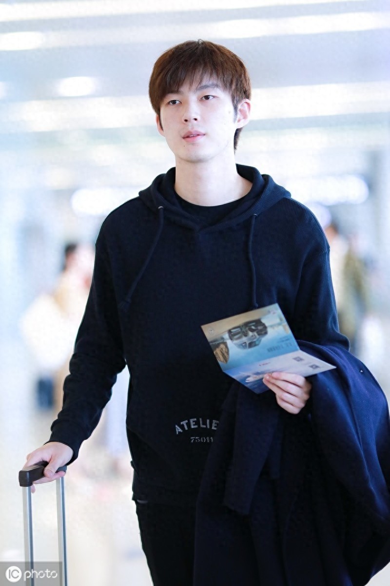 董力现身机场全黑look又高又帅，牛奶皮肤白到反光