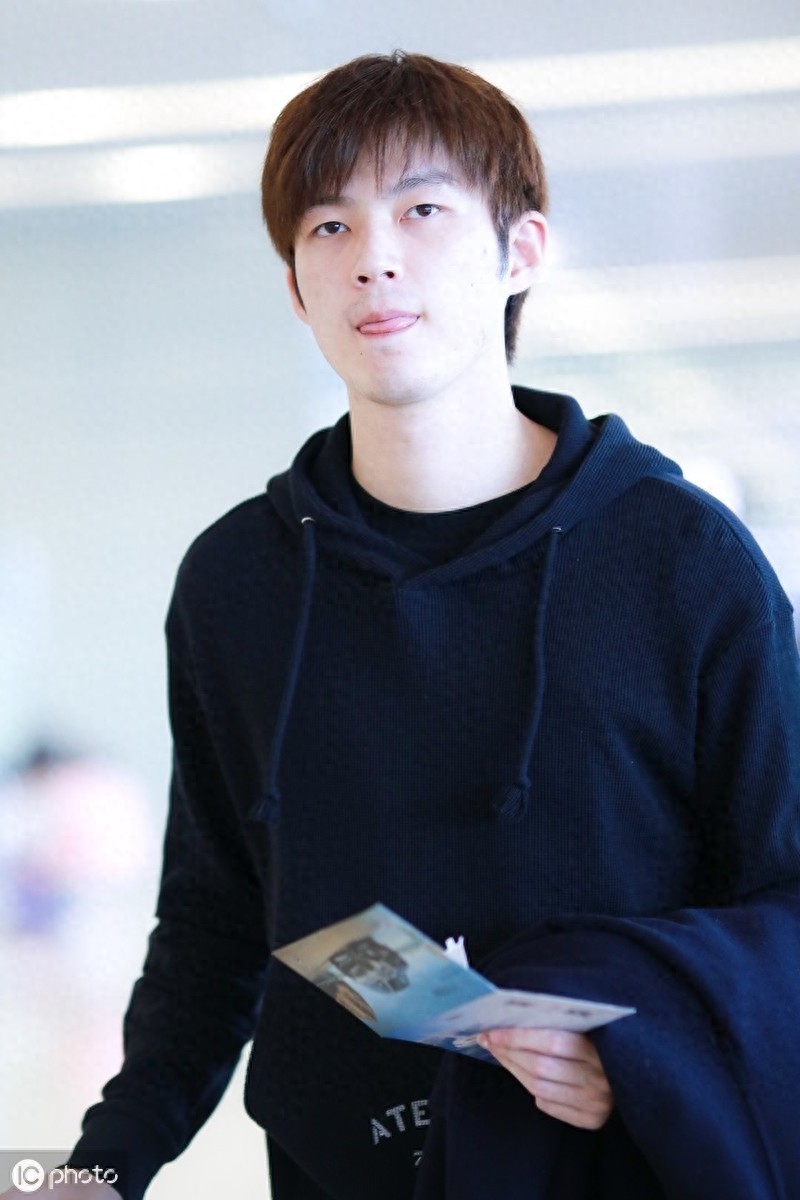 董力现身机场全黑look又高又帅，牛奶皮肤白到反光