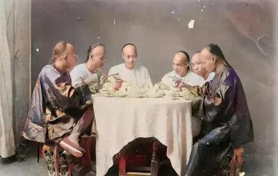 ​晚清老照片：风情万种的妓女靠在床头