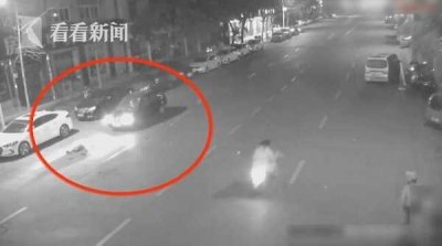 ​小伙撞人害怕逃逸 母亲无法理解狠捶：你去给我跪着向人家道歉