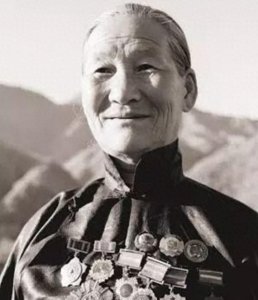 ​1988年农家婆戎冠秀病重住院，聂帅听闻，托人送一束“勿忘我“花