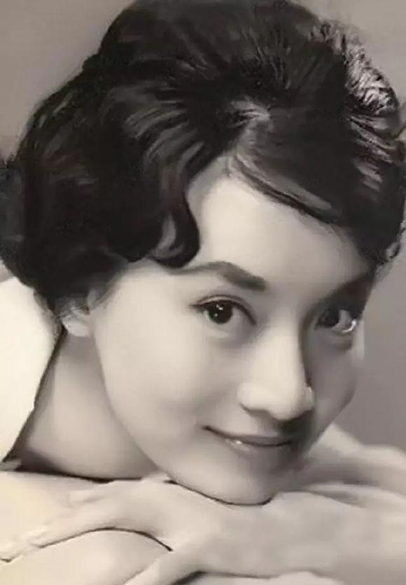 16岁出道一夜爆红，第一届金马奖女主角，嫁富商隐退，心脏病离世