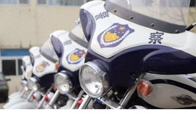 ​杭州辅警骑警务摩托与摩托驾驶员在禁摩区发生冲突，现场激烈争吵