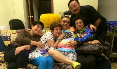 ​55岁虎艳芬的全家福，23岁嫁给苏志丹，31岁的女儿苏秋妍也已嫁人