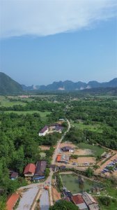 ​曾因路太烂被吐槽的老挝万荣，如今动车直达，山水美景即将出圈！