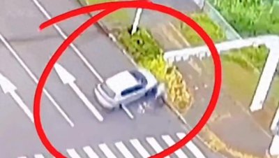 ​宝马女司机开车不慎坠入河中生命危在旦夕  据说驾驶证是买来