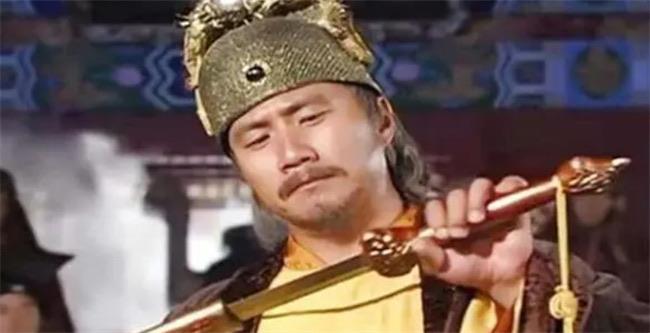 历史朱元璋批奏折到深夜 宫女端来热粥 朱元璋：粥留下 人杀了1