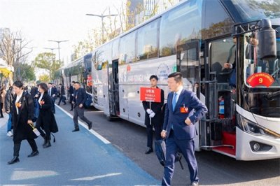 ​“志汇铁建”青年志愿者参与昆山市两会志愿服务