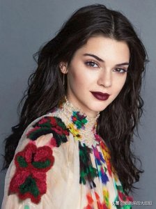 ​性感撩人，身材曼妙的超级名模肯达尔·詹娜