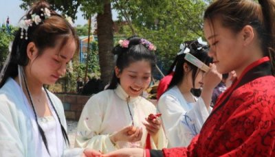 ​上巳节的风尚是什么，结陪春游在河滨洗澡_根源一种巫术运动