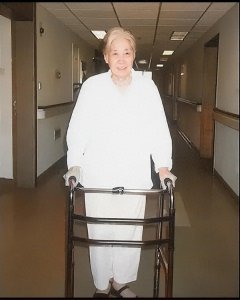 ​2002年，王光美因腿伤，在医院住院时，一张罕见的留影，精神矍铄