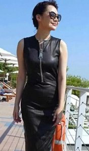 ​许晴身材真丰腴！55岁穿紧身小黑裙差点“撑变形”，时髦又性感！