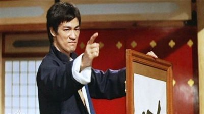 ​他在香港拍了20多部功夫片一直不温不火，后来美国发展红得发紫